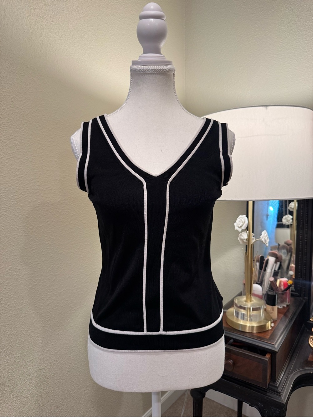 Jones New York Black Sleeveless V-Neck Tank with White Trim